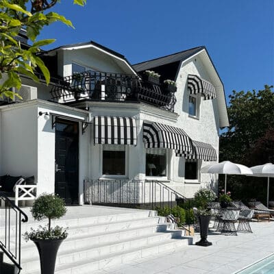 Svartvita markiser skyddar fönster från solen