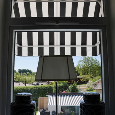 Dekorativa randiga korgmarkiser