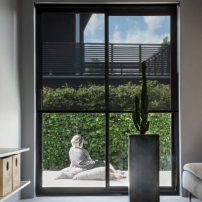 Halvneddragen rullgardin i minimalistiskt hem.