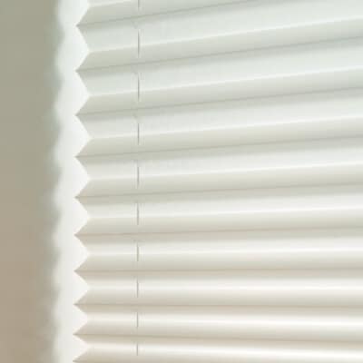 Vit plissegardin närbild