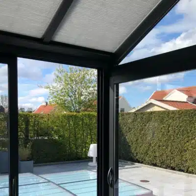 Plisségardin i uterumstak för solskydd.