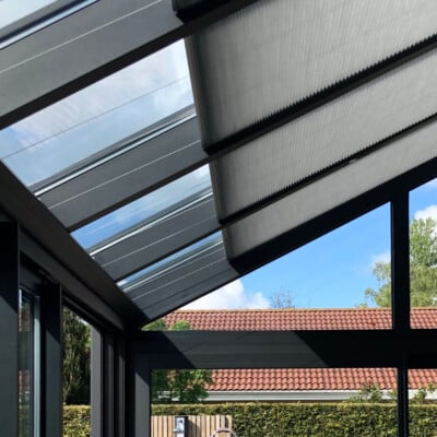 Uterum med takfönster och plisségardin.