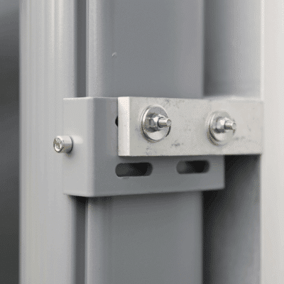 Grått markisfäste monterat på vägg.