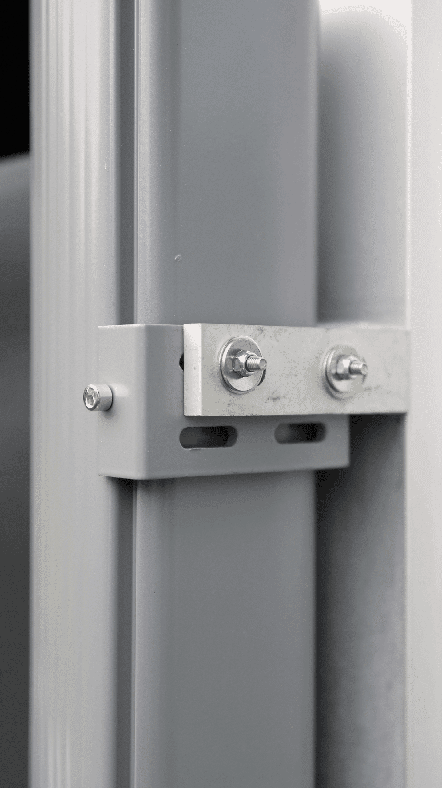 Grått markisfäste monterat på vägg.