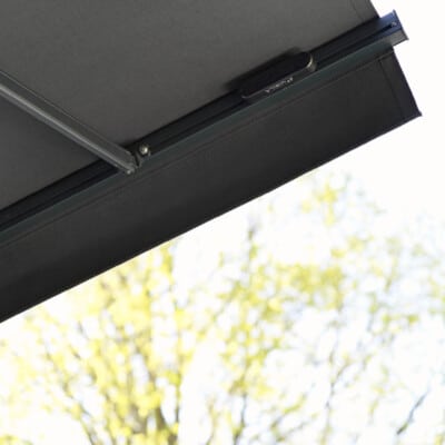 Markisarm och duk i närbild utomhus.