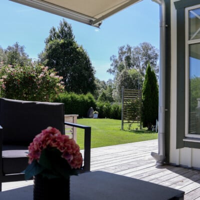 Alt-text: Terrassmarkis i beige som skuggar uteplatsen.