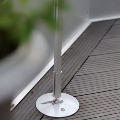 Fäste för markisstolpe monterat på trallgolv.