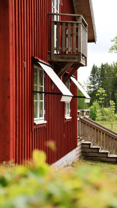 Röd villa med vita markiser