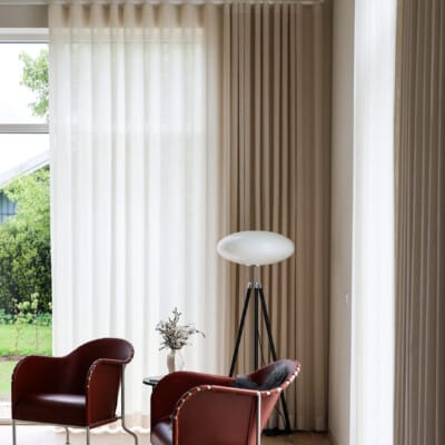 Tunna tyg-gardiner skapar mjukt ljusinsläpp.