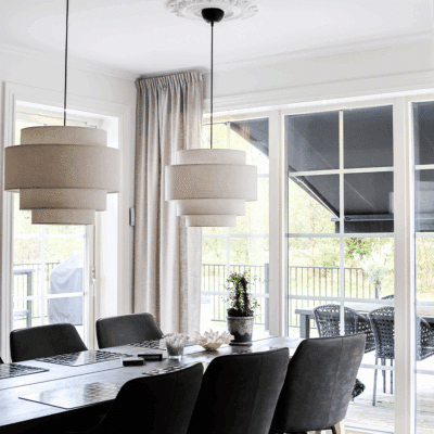 Matplats med stora fönster och markis utanför.