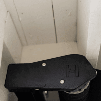 Detalj av markisarmens fäste i svart metall