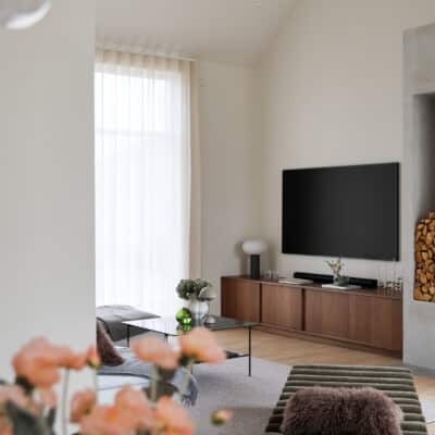 Tunna gardiner släpper in mjukt dagsljus.