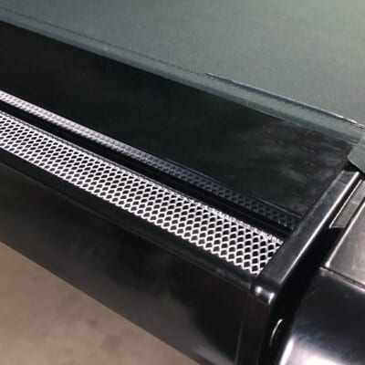 Närbild på svart markisdetalj med ventilation i kassetten.