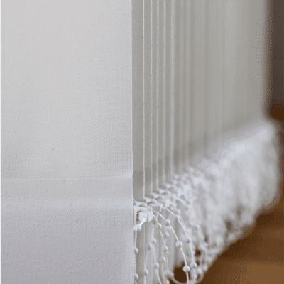 Närbild av vita lamellgardiner