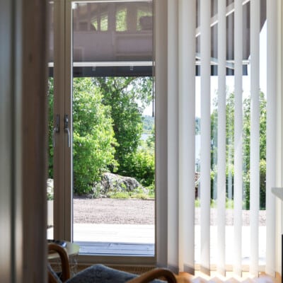 Lamellgardiner i vitt tyg för stora fönster.