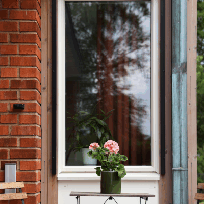 Fasad med uppdragen svart screenmarkis från Hestra Markis.