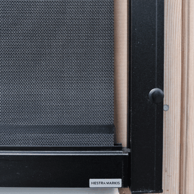 Detalj av svart screenmarkis från Hestra Markis i nedfällt läge.