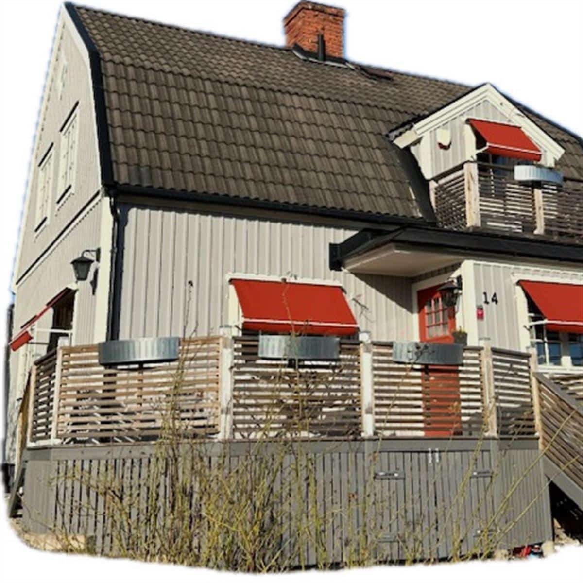 Röda markiser på över- och undervåning.